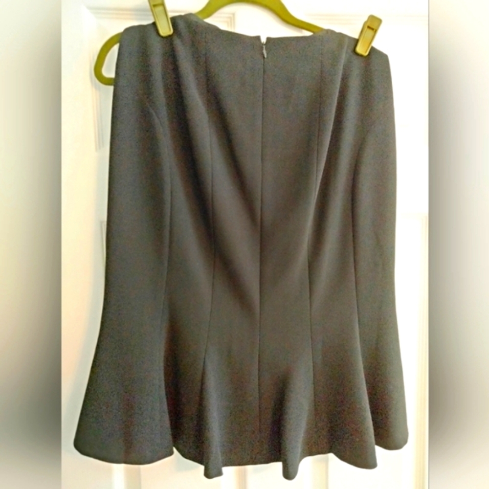 Ann Taylor women's Black size 8 Skirt Ruffle bottom beautiful quality